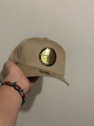 Gorra Brújula Rumbo Fijo Placa Gold Premium Snapback