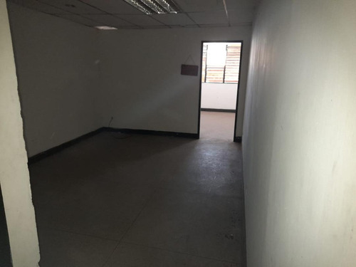 En Venta Local - Depósito Oficina De Vocación Comercial Y De Servicios Ubicado En El Centro De Valencia, Estado Carabobo