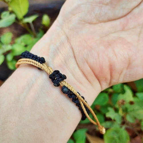 Imagen 4 de 6 de Pulsera Tejida Macramé Corazón De Metal