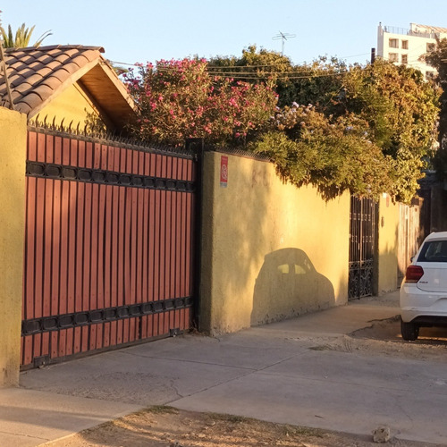 Casa Estilo Conolial, 2 Pisos Con Amplios Espacios