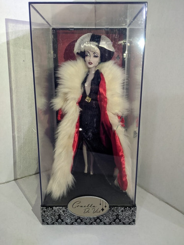 Muñeca Disney. Villains. Designer Collection. Cruella De Vil (Usado)