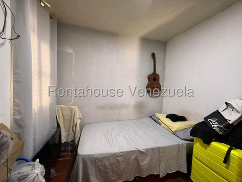 Raiza Suárez Vende Amplia Casa Ubicada En El Este De Barquisimeto 2 5 2 4 4 8 6 Con Área De Lavado, Cocina De Mampostería Y Con Fundaciones Para El Segundo Nivel.