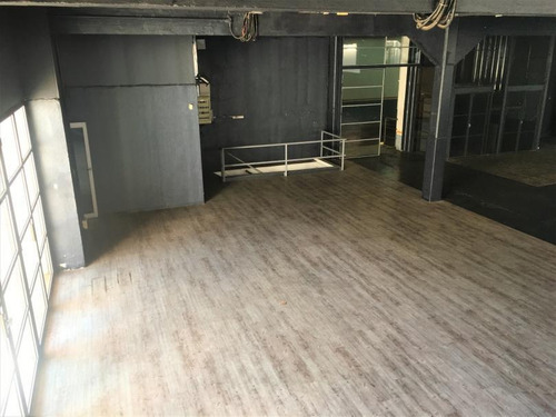 Centro Logístico En Tres Cruces Con Showroom