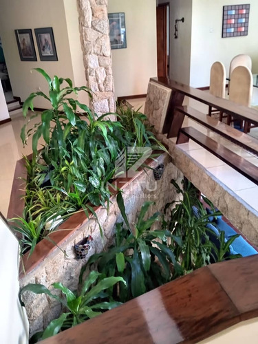 Casa Estilo Contemporáneo Ubicada En El Parral. L.m