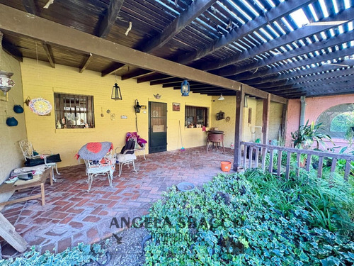 Casa Quinta En Barrio Los Pinos.