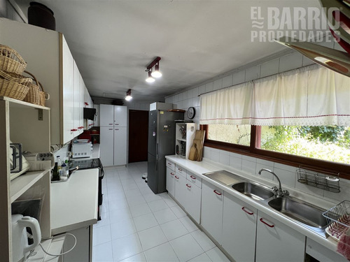 Casa En Venta De 6 Dorm. En Colina
