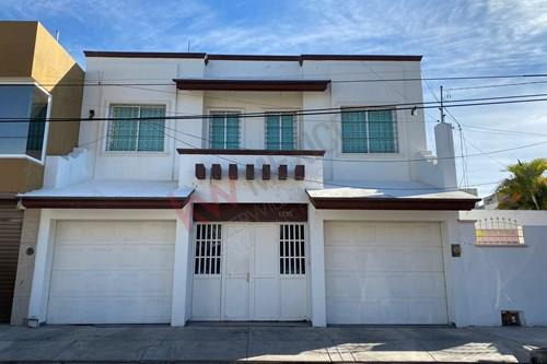 Casa En Venta En Las Quintas Con Habitacion En Planta Baja