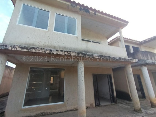 Hermosa Parcela De Terreno De 208,40 M2 Con Casa Estilo Duplex Construida Sobre Ella De Aproximadamente 165 M2, Su Distribucion Es Concepto Abierto En Obra Limpia Con Pisos En Porcelanato
