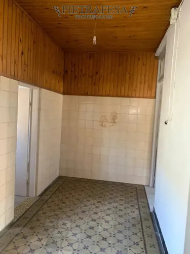 Casa En Alquiler, 3 Dormitorios, 1 Baño, Patio, Cochera. Cerro.