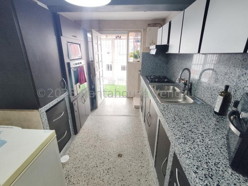 Renta- House Vip Group Vende Apartamentos En Barquisimeto Lara Bararida Lugar Céntrico Del Este De La Ciudad Bella Cocina Remodelada.