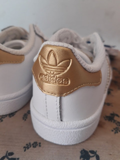 zapatillas adidas con rayas doradas