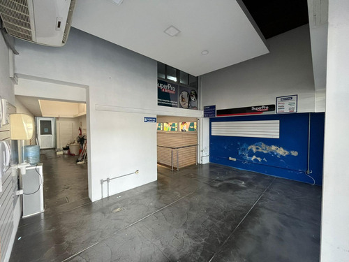 Imagen 2 de 14 de Excelente Local Comercial En Arenal Grande, 100 M2 De Salón, 80 M2 De Deposito 7 Mts De Frente, Gran Visibilidad!!