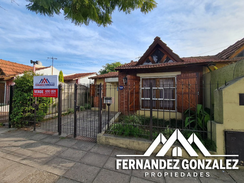 Venta De Chalet En Ph De 3 Amb. Independiente Con Fondo Libre Y Entrada De Auto. En Banfield