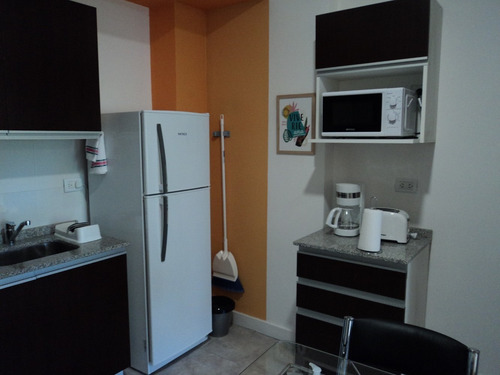 Alquiler Temporario Por Día /semana. Monoambiente Con Balcón Muy Luminoso. Caba, San Cristóbal. Equipado Full. Internet, Cable. Av. Independencia 2200