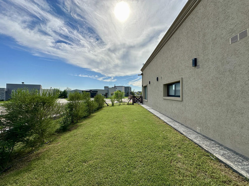 Casa En Venta En Horizontes Al Sur 4 Ambientes Con Pileta