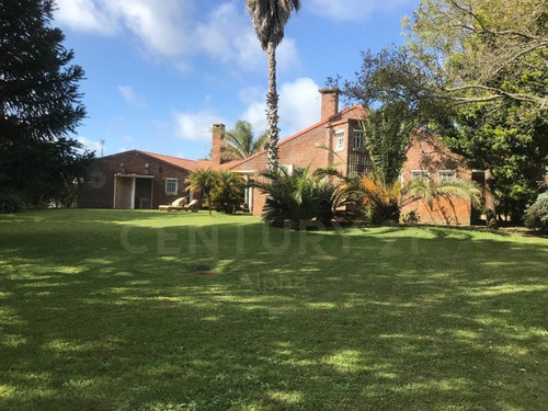 Imagen 13 de 30 de Excepcional Residencia Con Hermoso Parque En Atlantida.