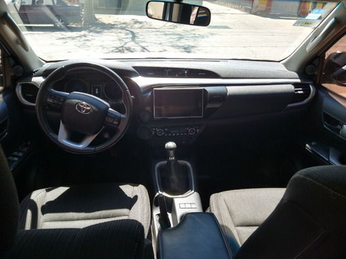Imagen 9 de 10 de Toyota Hilux Srv 4x2 2017