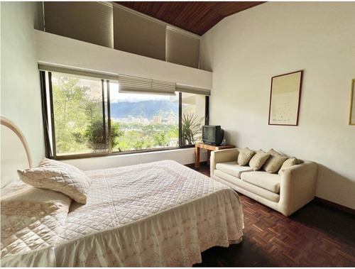 Bella, Amplia Y Comoda Quinta Con Excelente Diseño Arquitectonico Y Espectacular Vista Al Avila En Colinas De La California. #24-4246