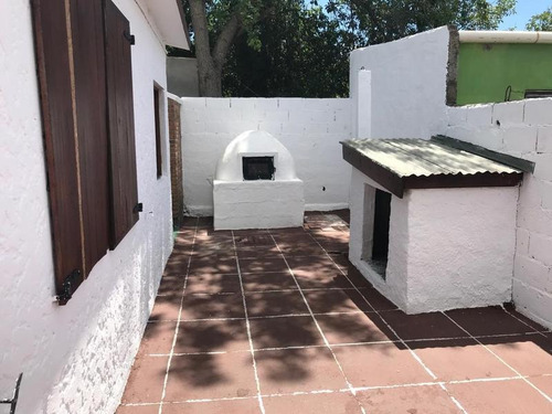 Muy Linda Casa Recientemente Reciclada, 3 Dormitorio, 1 Baño, Estufa A Leña, Parrillero, Horno De Barro Y Cochera. Treinta Y Tres. En Venta Y Alquiler.