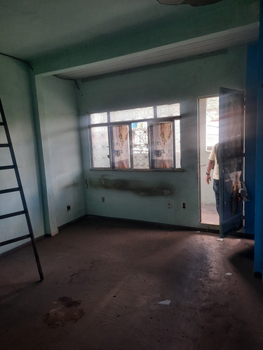 Casa Em Madureira Com Comércio Embaixo Com Banheiro E Casa