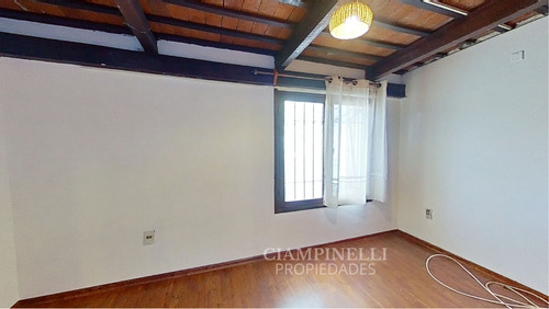 Casa De 5 Dorm. 3 Baños, Barbacoa Y Depósito.