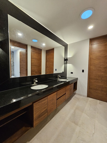 Residencia De Lujo En Venta Ubicada En La Privada Bosques De Altabrisa, Merida.
