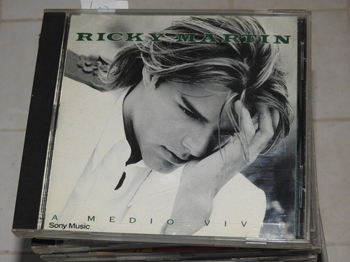 Cd1143 - A Medio Vivir - Ricky Martin 