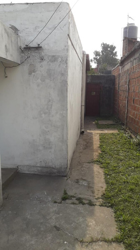 Casa En Venta - 2 Dormitorios 1 Baño - 300mts2 - Lomas De Zamora