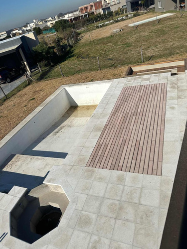 Casa En Venta - 5 Dormitorios 4 Baños - 805mts2 - Escobar