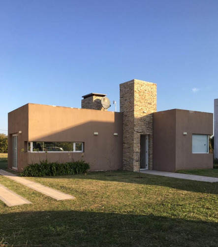 Imagen 2 de 13 de Casa Moderna Diseño Minimalista. 80 Mts Cuadrados, En Barrio Cerrado Las Lomas
