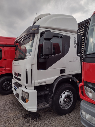 Imagem 3 de 13 de Iveco Tector 240e28 Ano 2013 Carroceria De Madeira