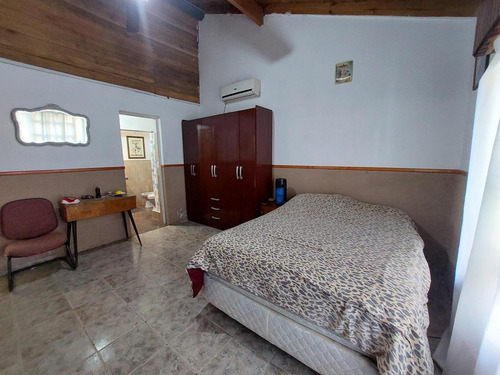 Chalet En Venta, Dos Plantas, 4 Dormitorios, Parque Y Pileta