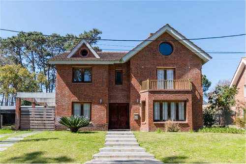 Casa De 5 Dormitorios, Próxima A Los Colegios