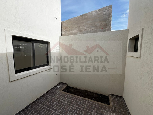 Casa 3 Dormitorios A Estrenar En Venta - Calle Escalada E/ 9 De Julio Y Alberti. Calle Asfaltada A 1 Cuadra De Avenida Italia.