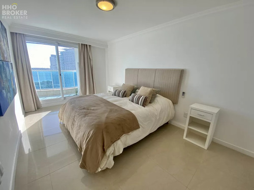Apartamento En Venta De 2 Dormitorios Y Medio - Playa Mansa