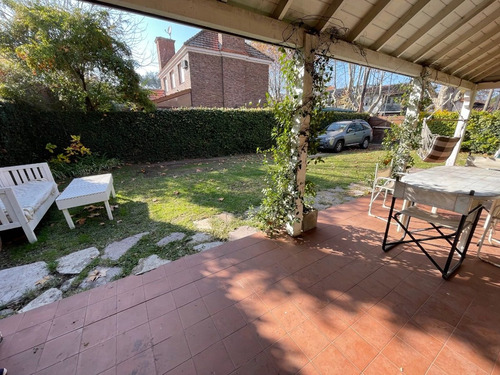 Imagen 25 de 25 de Mitre 1463, Entre Drummond Y Av. Espora, Adrogué Chalet De Estilo Distribuido En Dos Plantas Y Desarrollado Sobre Doble Lote En Inmejorable Ubicación