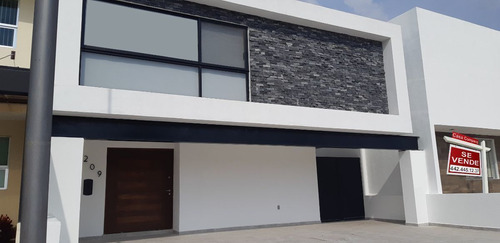 Residencia Hermosa En Lomas De Juriquilla, 4ta Recamara, Jar