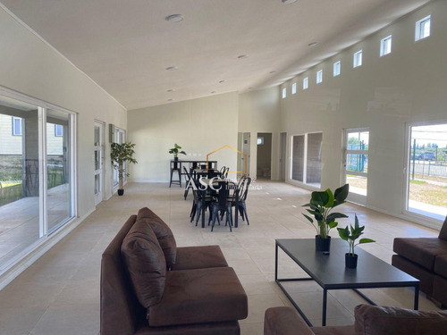Condominio Con Piscina, Sala De Eventos, Cerca Del Centro.