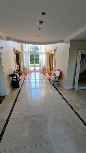 Residencia De Estilo Frances En Zona Privilegiada.
