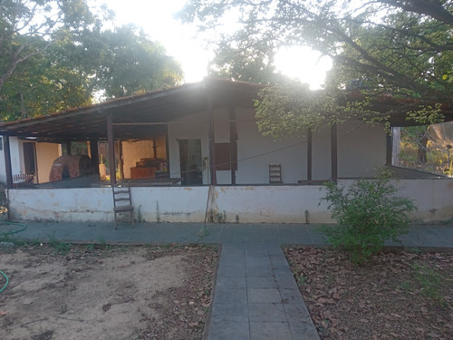 Sitio, Sendo Casa Com 3 Quartos,uma Suite,um Banheiro Social