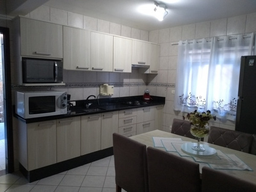 No Bairro Itoupava Norte, Para Quem Procura Morar Com Conforto E Boa Localização A Poucos Minutos Da Via Expressa. Casa Com 2 Pavimentos Contendo Na Parte Inferior Sala De Estar, Cozinha Com Móveis S