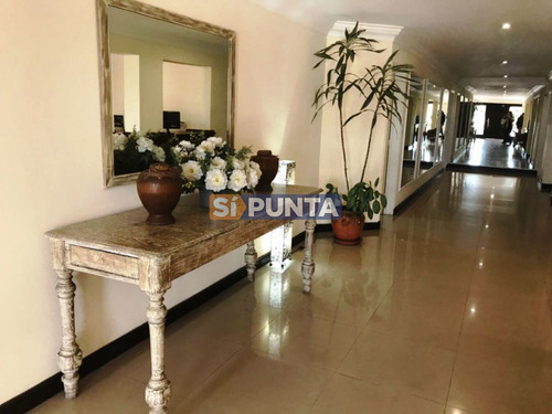 Imagen 2 de 12 de Apartamento En Primera Linea, Playa Mansa, 2 Dormitorios *