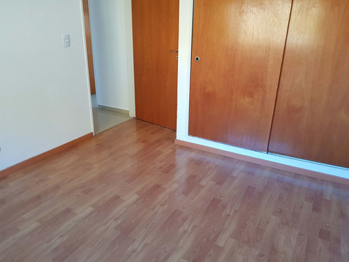 Departamento 2 Amb Al Frente Con Balcon