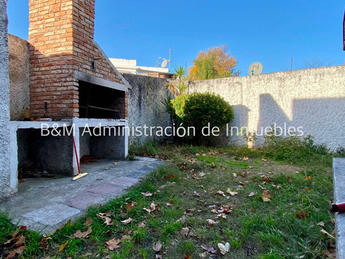 Alquiler Casa 3 Dormitorios Peñarol, Patio Con Parrillero.-