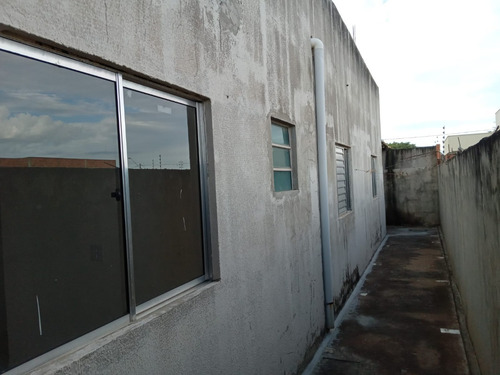 Duas Casas Germinadas Com 4 Cômodos, Garagem, Quintal E Lavanderia