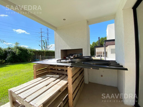 Bellisima Casa En Venta En Barrio Los Lagos. Orientación Norte