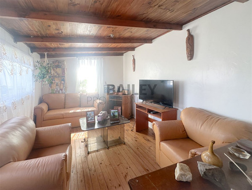 Casa En Venta De 7 Dorm. En Concón