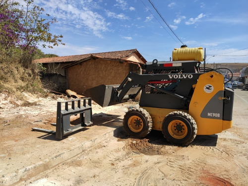 Imagem 10 de 12 de Minicarregadeira Bobcat Volvo Mc90b
