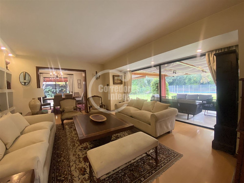 Casa En Venta De 7 Dorm. En Vitacura Santa María.san Benito.