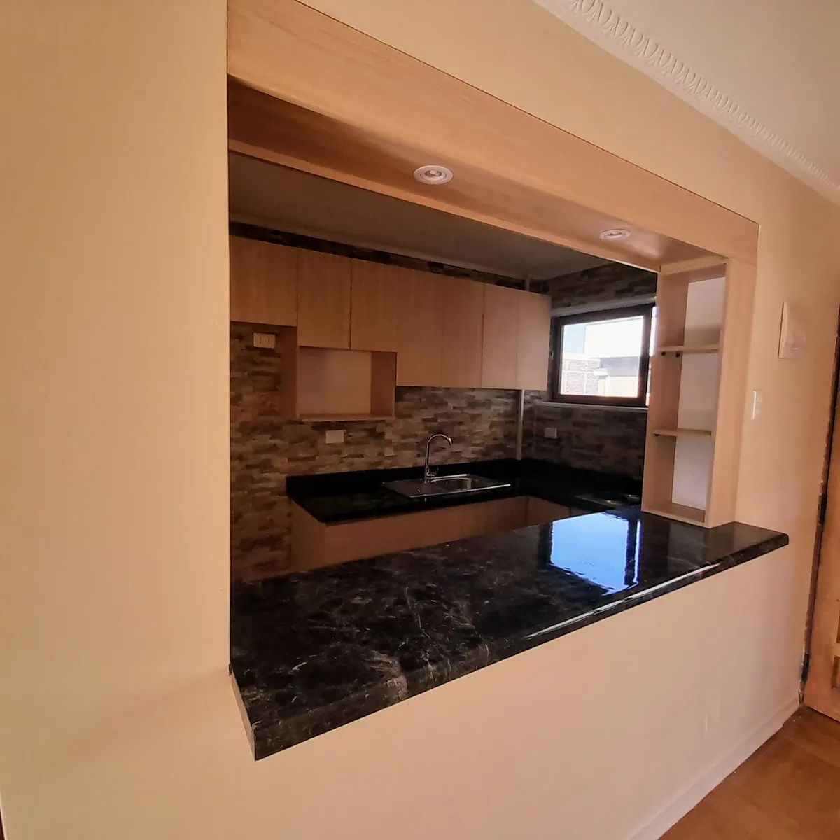 Imagen 3 de 15 de Arriendo Amplio Y Luminoso Depto. Metro Hospitales, Indep.
